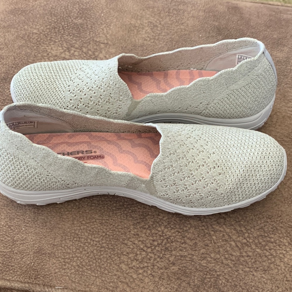 Skechers Women's Light green knit shoes